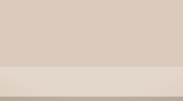 一个美丽的空桌子在裸色背景。用于产品模型或广告。产品显示图片下载