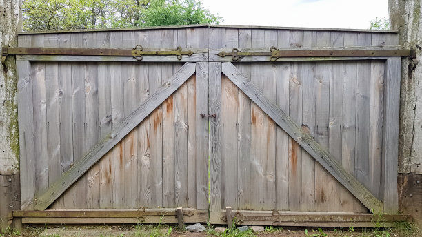 紧闭的木门从村寨的木板上或村寨。复古风格的设计素材图片