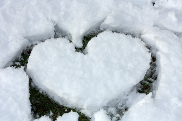 画在雪地上的一颗心图片下载
