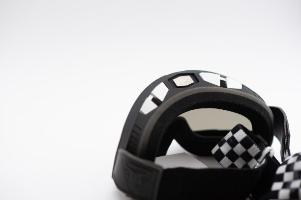 一副用过的摩托车护目镜图片下载