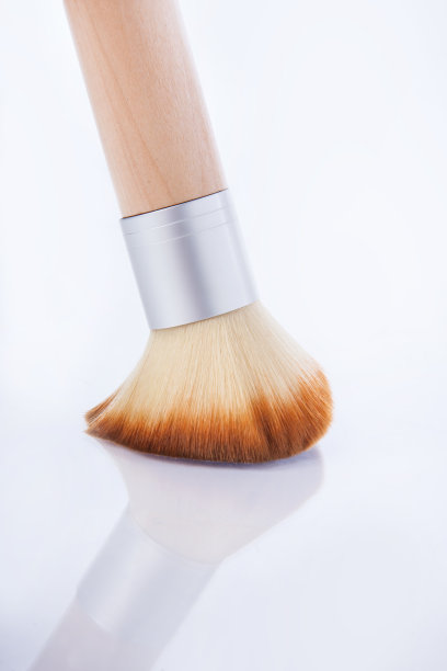 厚重的化妆刷，涂在皮肤上。化妆刷。图片下载