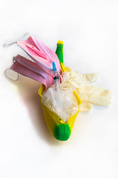 医用口罩、一次性手套、注射器和塑料袋。浪费。冠状病毒后的环境问题。图片下载