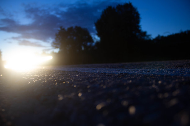 一辆汽车在高速公路上驶来图片下载