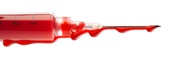 注射器充满了血和从针滴图片下载