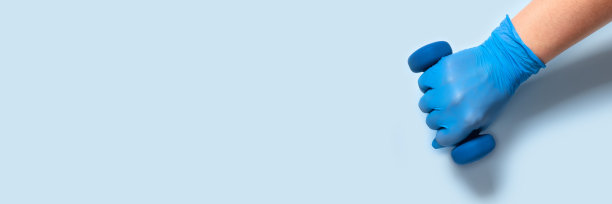 用手套握住哑铃图片下载