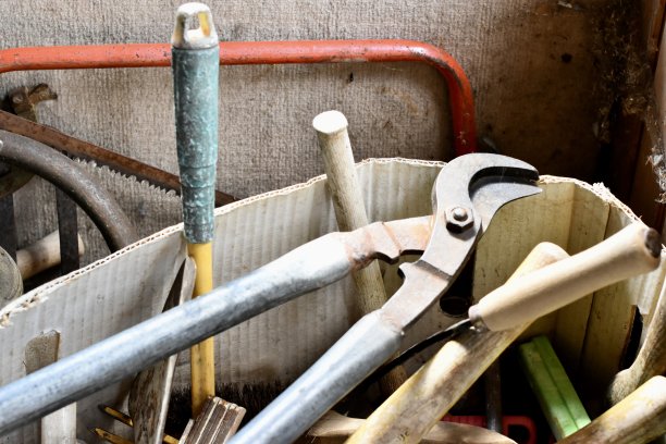 老式园艺工具和设备图片下载