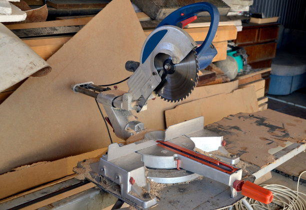 车间用胶合板和锯末制成的圆锯图片下载