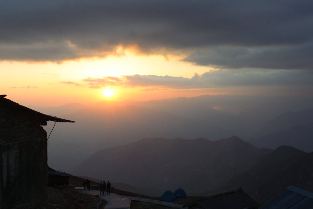 美丽的日落在情人喜马拉雅山脉。图片取自tunganatha寺庙(主湿婆庙)图片下载