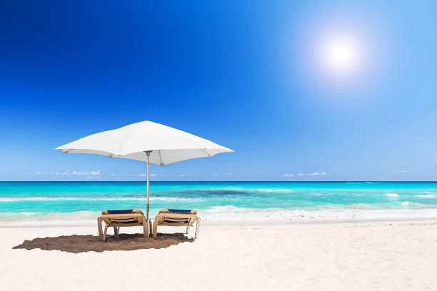 多米尼加共和国蓬塔卡纳的沙滩椅和美丽的沙滩图片下载