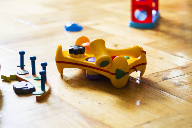 孩子们的玩具在地板上图片下载