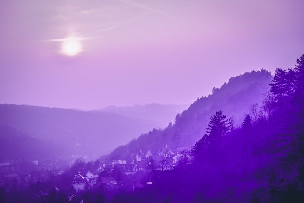 山峦和古城的全景。紫色紫色调。德国耶拿图片下载