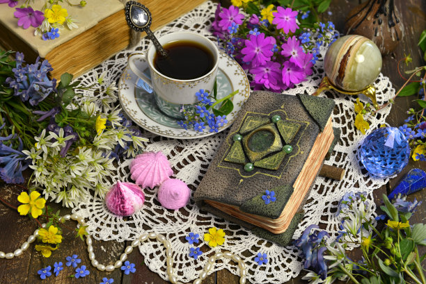 静物与一杯咖啡，女巫日记和魔法球石。图片下载