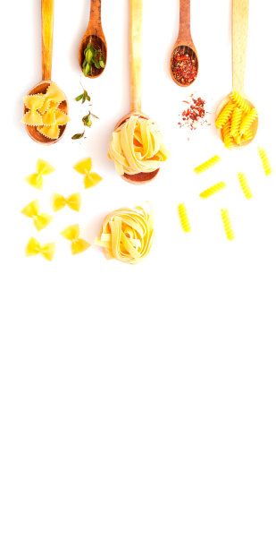 木勺与意大利面和香料在白色孤立的背景图片下载