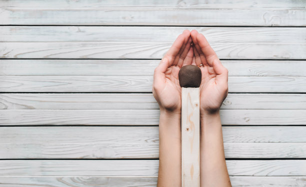 使用火柴的危险性的概念。森林中有火灾的危险。火柴在孩子手中的危险。图片下载