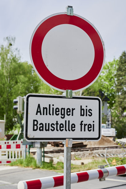 这个标志挡住了通道，只允许居民通行。图片下载