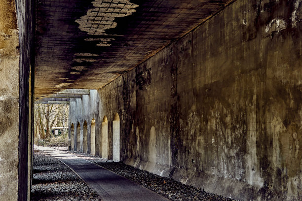 19世纪末废弃的铁路地下通道，以前是一个货运站。图片下载