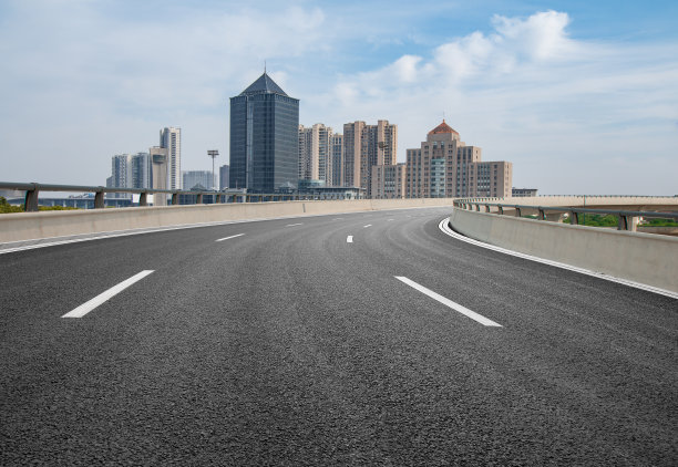 现代城市建筑和开放的沥青路面图片下载