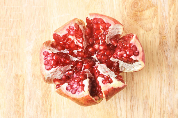 石榴汁。开放的水果。吃鲜亮可口的食物图片下载