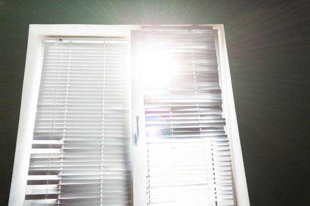 大开的金属塑料窗户，白色的百叶窗和惊人的阳光光线，夏天的晴天。自由的概念。图片下载