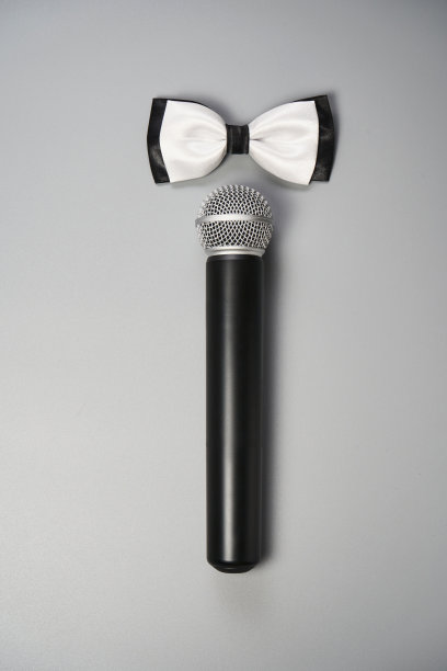 男孩和女孩麦克风概念。灰色背景图片下载