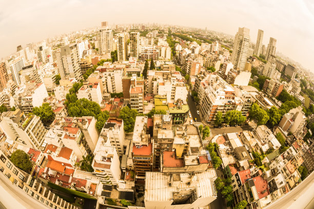 在一个阴天的布宜诺斯艾利斯的天际线鱼眼视图图片下载