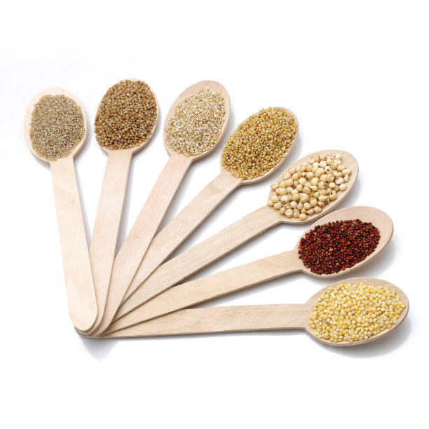 谷物和种子放在白木勺上，无谷蛋白图片下载