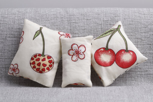 沙发上的樱桃靠垫图片下载