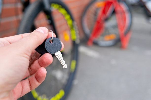 自行车通过u型锁锁在自行车停放区。安全,偷了自行车图片下载