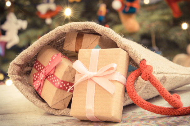 复古照片，包装的礼物与丝带的圣诞和圣诞树装饰，节日的时间概念图片下载