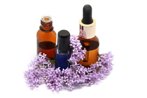 紫丁香花和精油在玻璃瓶上白色图片下载