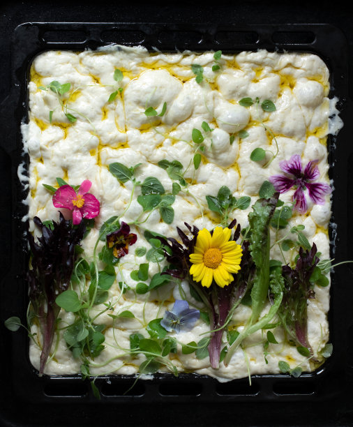 佛卡夏原始花卉画，花园面饼艺术，食品潮流。黑色托盘背景，俯视图图片下载