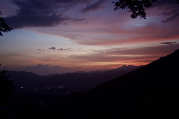 多米尼加共和国加勒比山脉上戏剧性的日落。图片下载