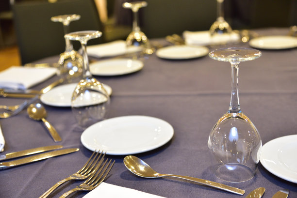 为婚宴准备的餐桌图片下载