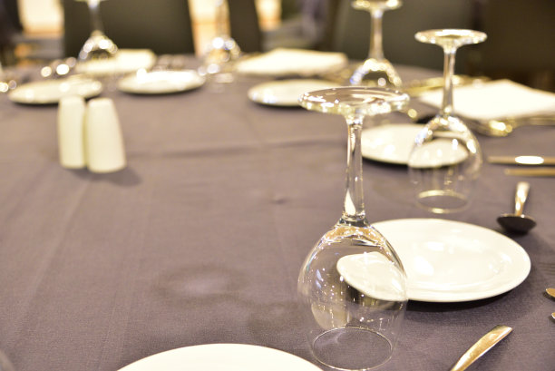 为婚宴准备的餐桌图片下载