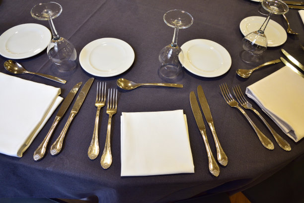 为婚宴准备的餐桌图片下载