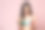 年轻美丽、苗条的亚洲女孩穿着泳衣。手里拿着新鲜的果汁和苹果。微笑。在粉红色孤立的背景上图片下载