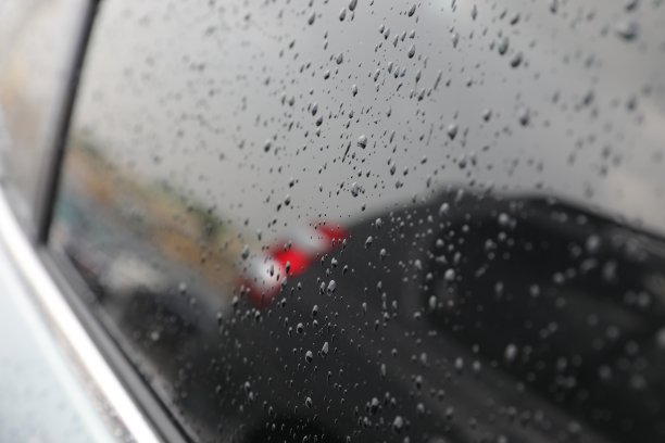 汽车玻璃上的雨滴图片下载