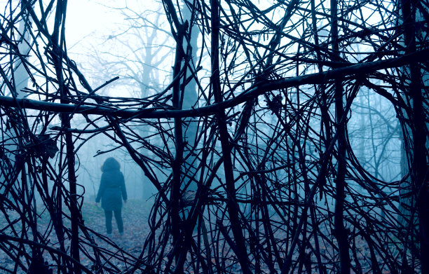 女巫小屋外的女人图片下载