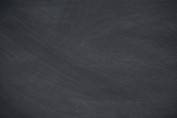 粉笔擦在黑板上，黑板的纹理背景复制空间添加文字和设计图片下载