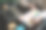 特写镜头的学生手握笔和书写信息的便利贴，考试准备，学习语言。女性自由职业者在家工作，使用scrum提高生产力图片下载