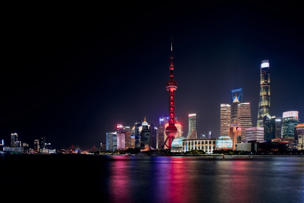 上海陆家嘴金融区黄浦江夜景。图片下载