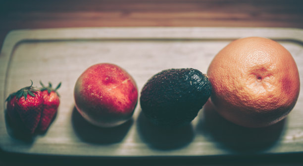 新鲜水果放在木桌上;健康饮食图片下载