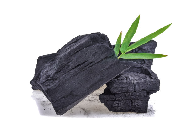 天然木炭孤立在白色背景上图片下载