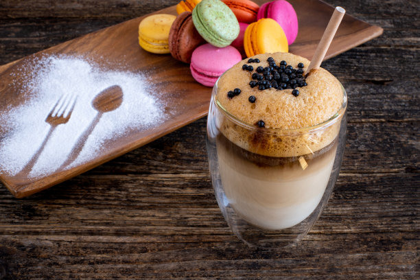 桌上有冰咖啡。图片下载