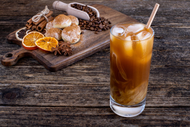 桌上有冰咖啡。图片下载