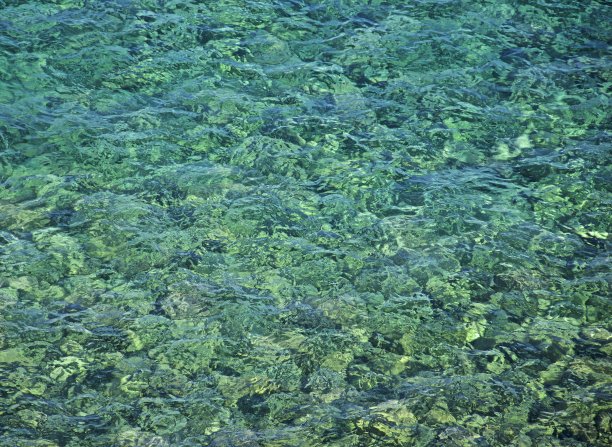 透过清澈透明的海水，可以看到绿松石色的岩石图片下载