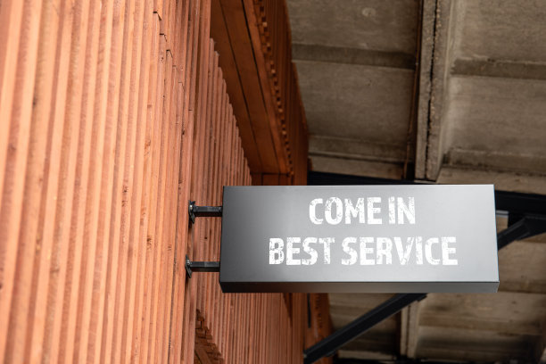 奉上最好的服务理念。广告招牌在大楼的墙上图片下载