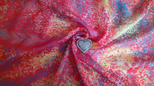 闪闪发光的水钻心形装饰占据了漂亮的亮丝巾舞台中央。图片下载