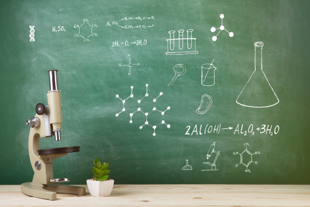 教育理念——显微镜在讲台上，黑板为背景图片下载