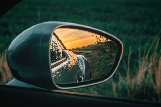 美丽的日落在一辆车的侧视镜图片下载